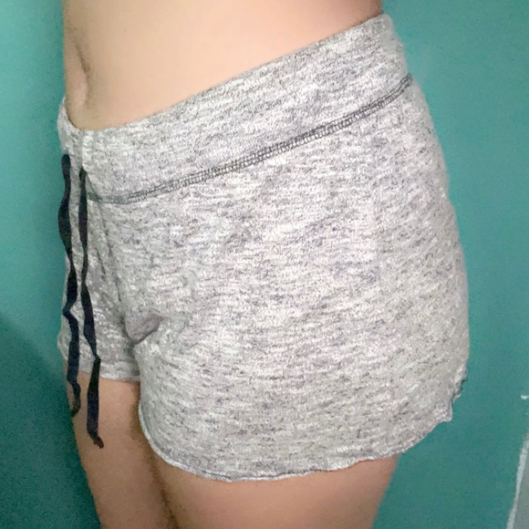 grey hollister shorts - Picture 2 of 6